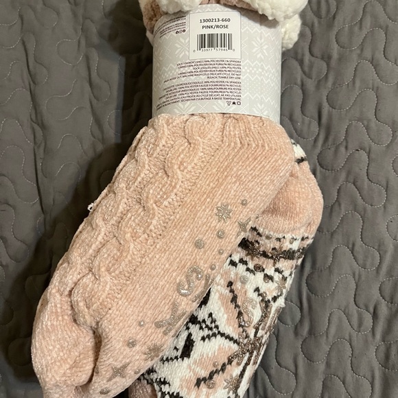 A pair of MUK LUKS cabin socks. New. Pink and white foot size 5-7 (small) - Picture 4 of 4